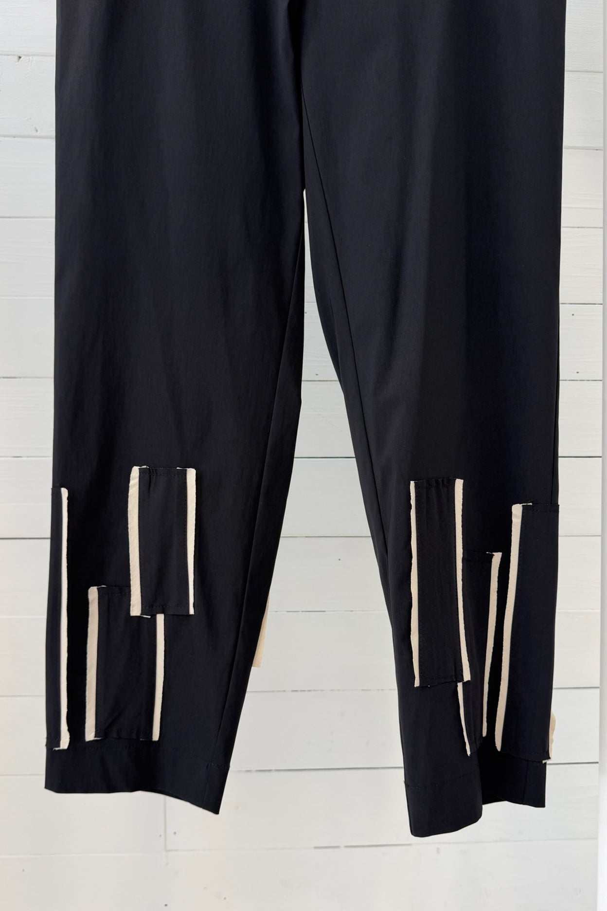 Pantaloni con Applicazioni Geometriche a Contrasto