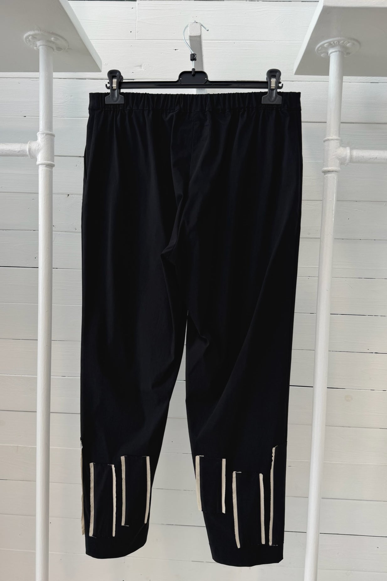 Pantaloni con Applicazioni Geometriche a Contrasto