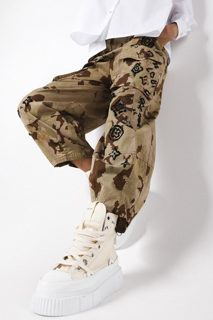 Pantalone con applicazioni