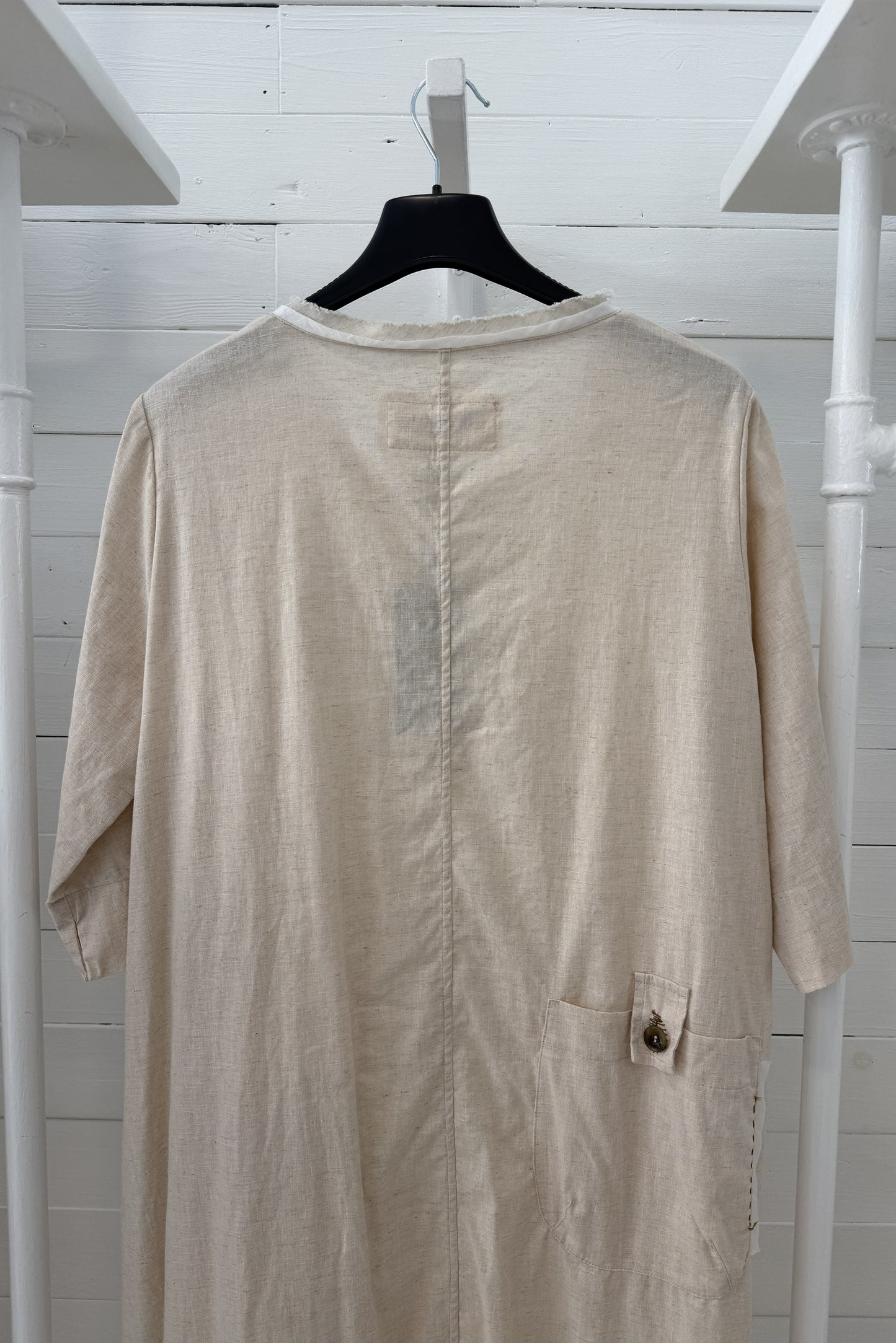 Abito in lino naturale con dettagli sartoriali
