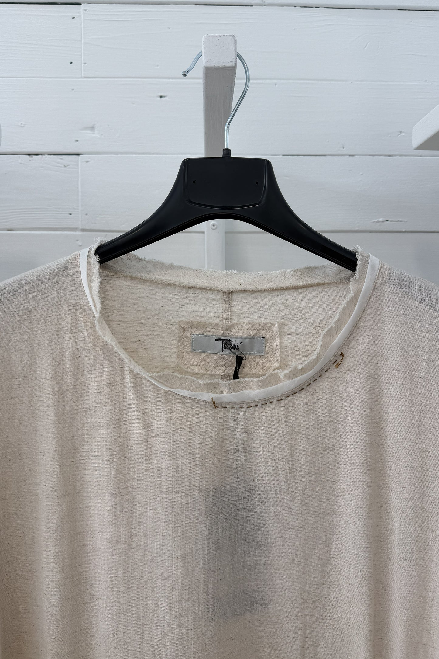 Abito in lino naturale con dettagli sartoriali