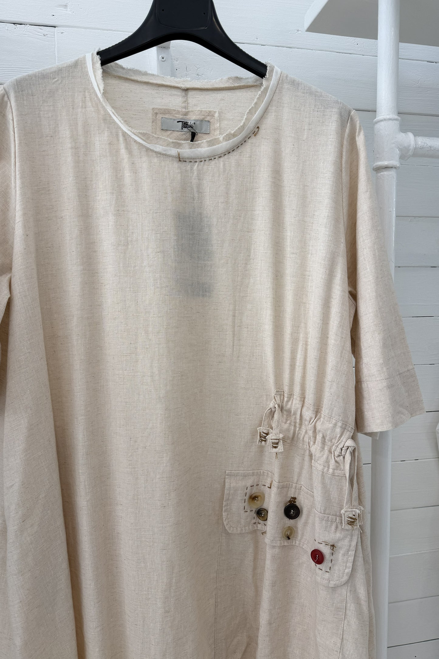Abito in lino naturale con dettagli sartoriali
