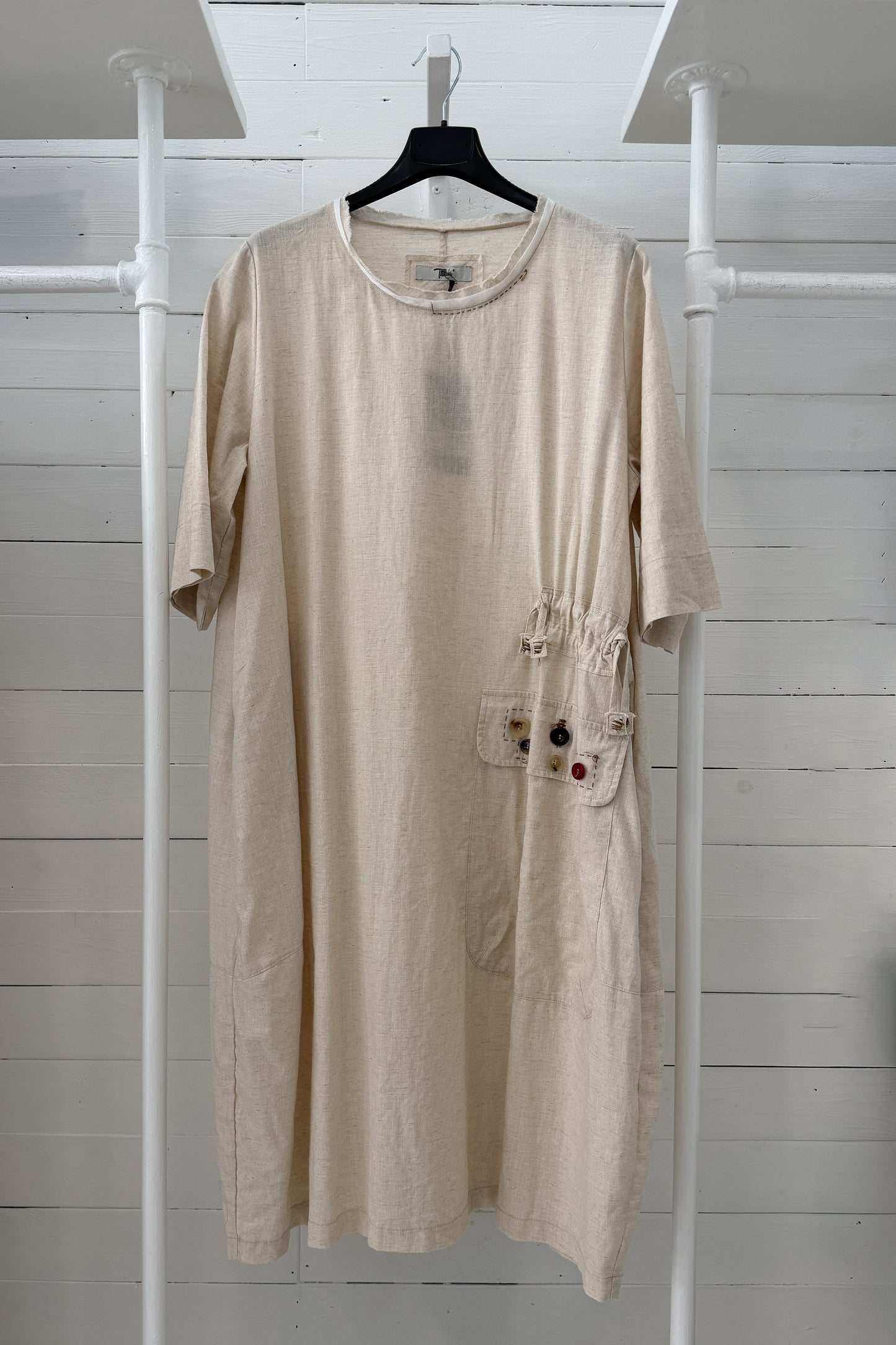 Abito in lino naturale con dettagli sartoriali