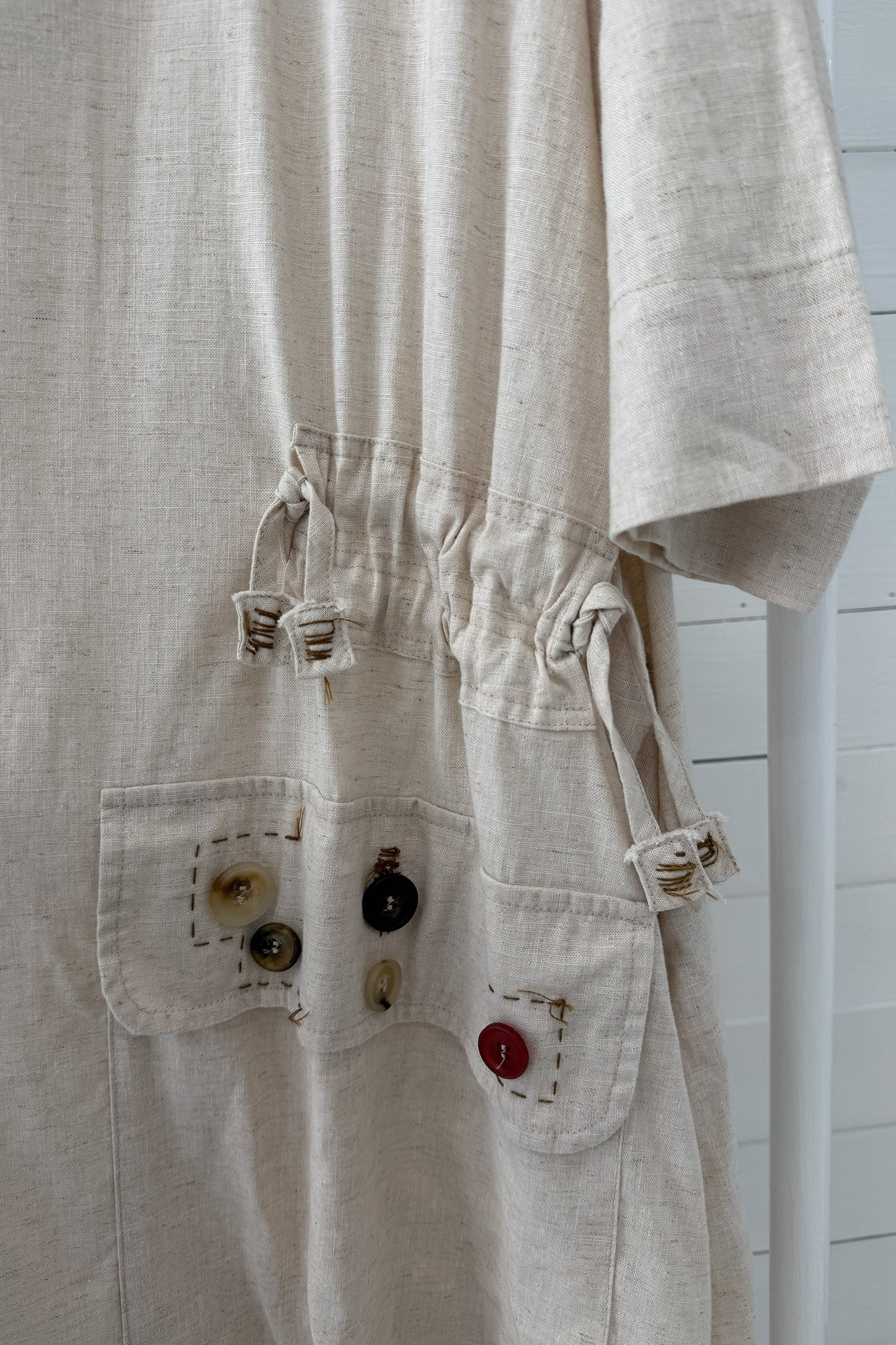 Abito in lino naturale con dettagli sartoriali