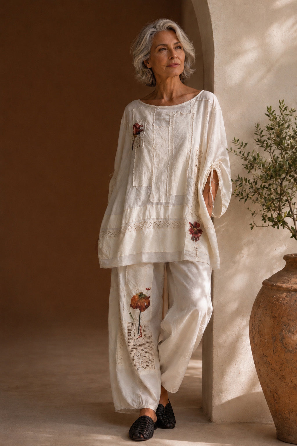 Blusa patchwork écru con applicazioni floreali e pizzo