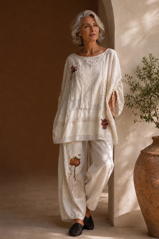 Pantalone écru con applicazioni floreali e inserti crochet