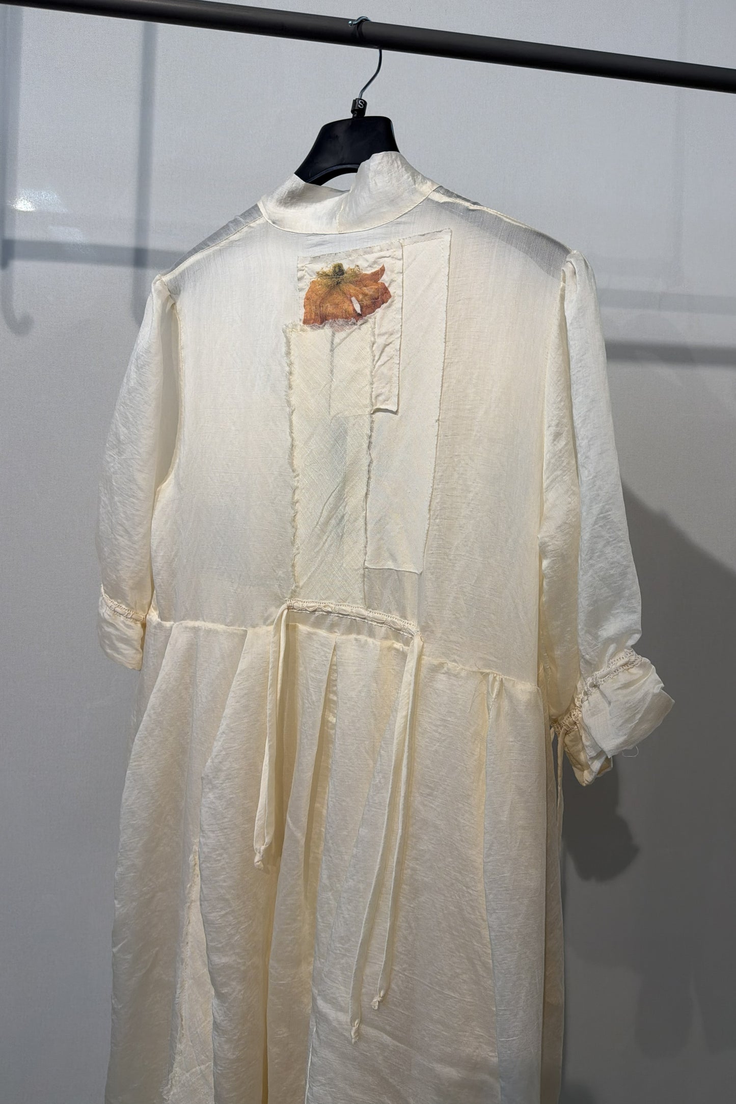 Abito con inserti e pizzo