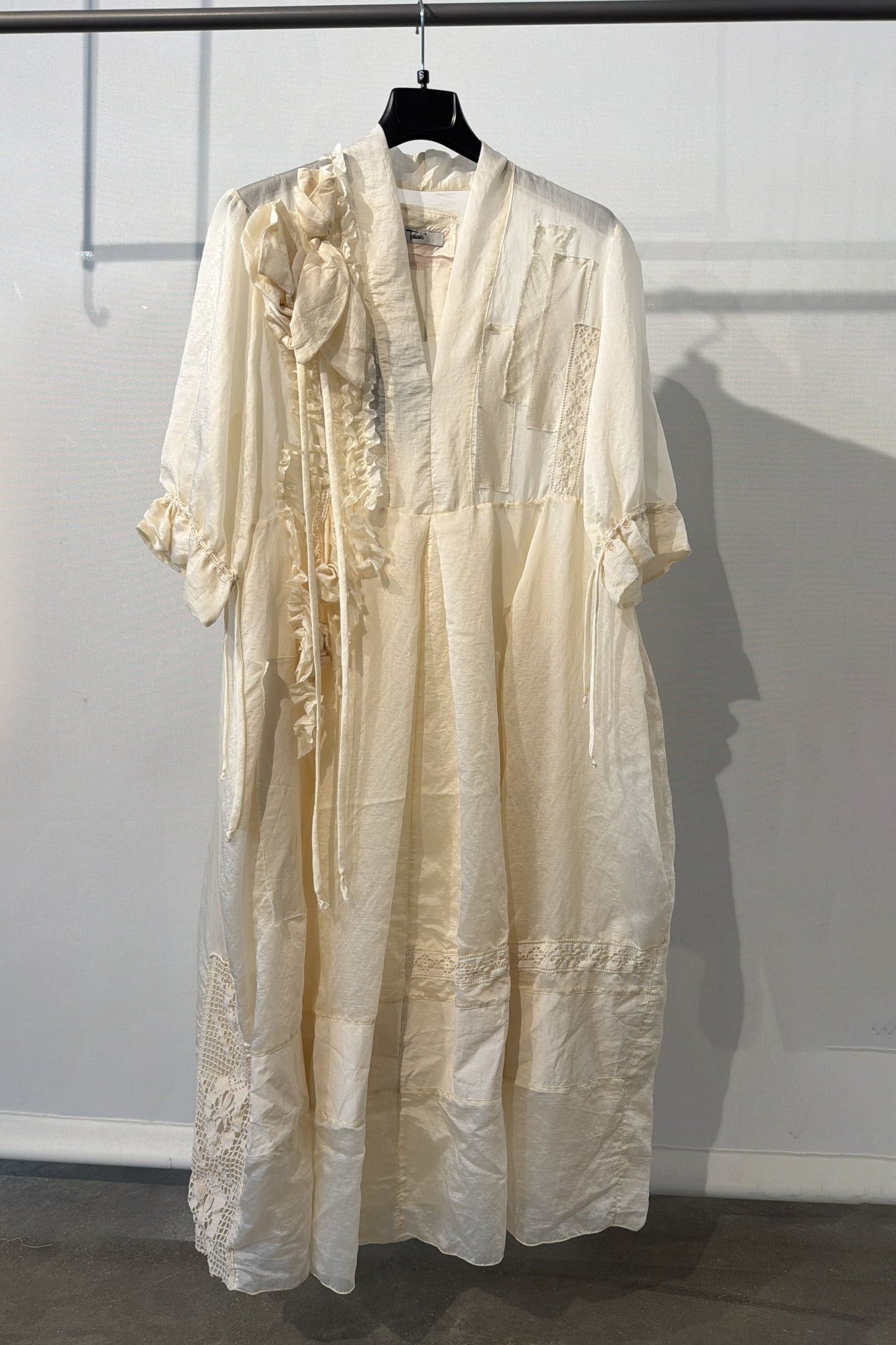 Abito con inserti e pizzo