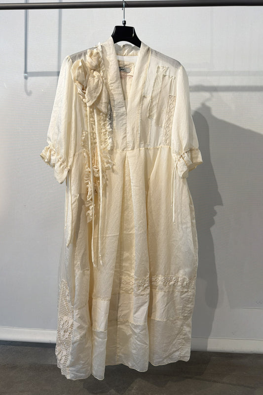 Abito con inserti e pizzo