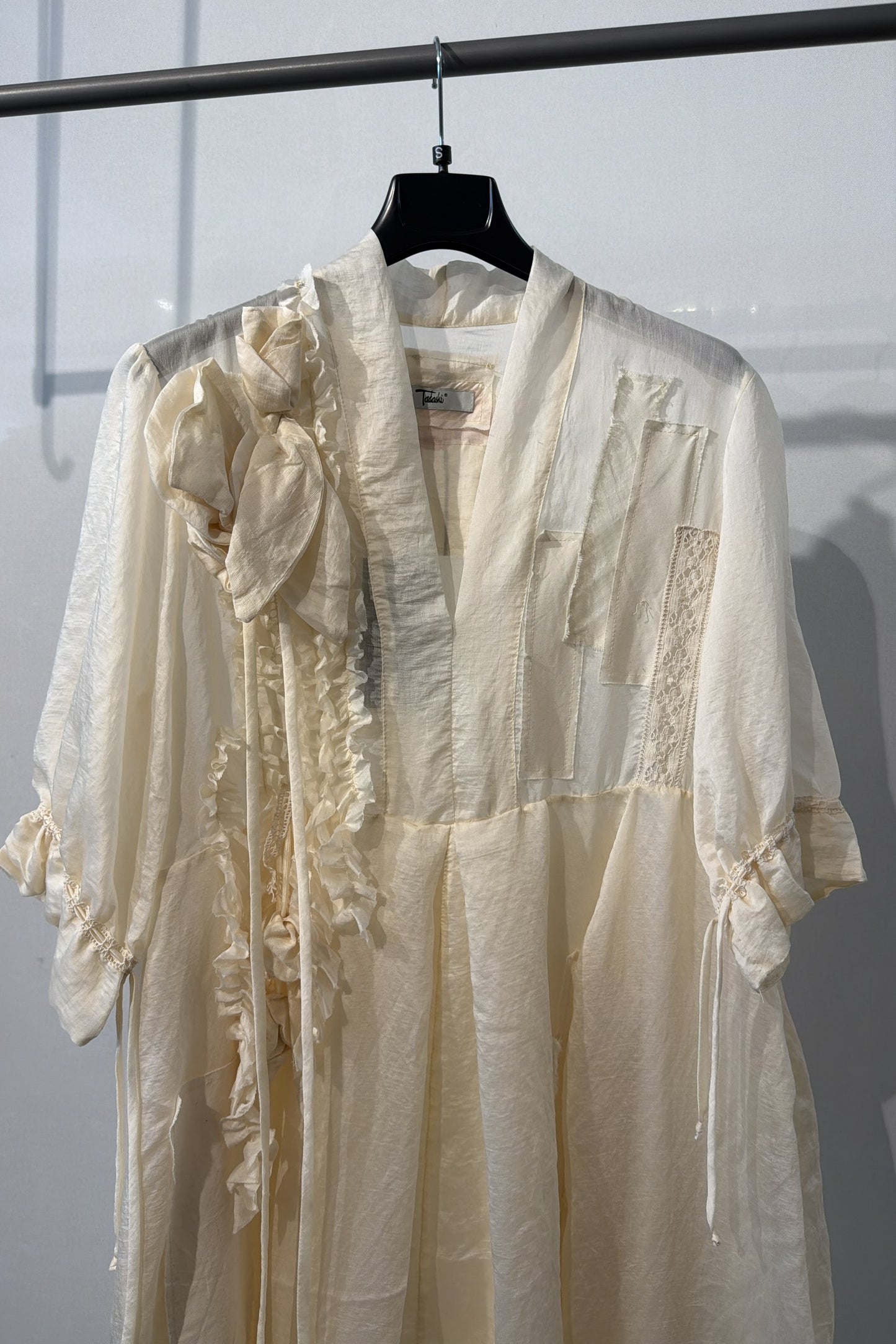 Abito con inserti e pizzo