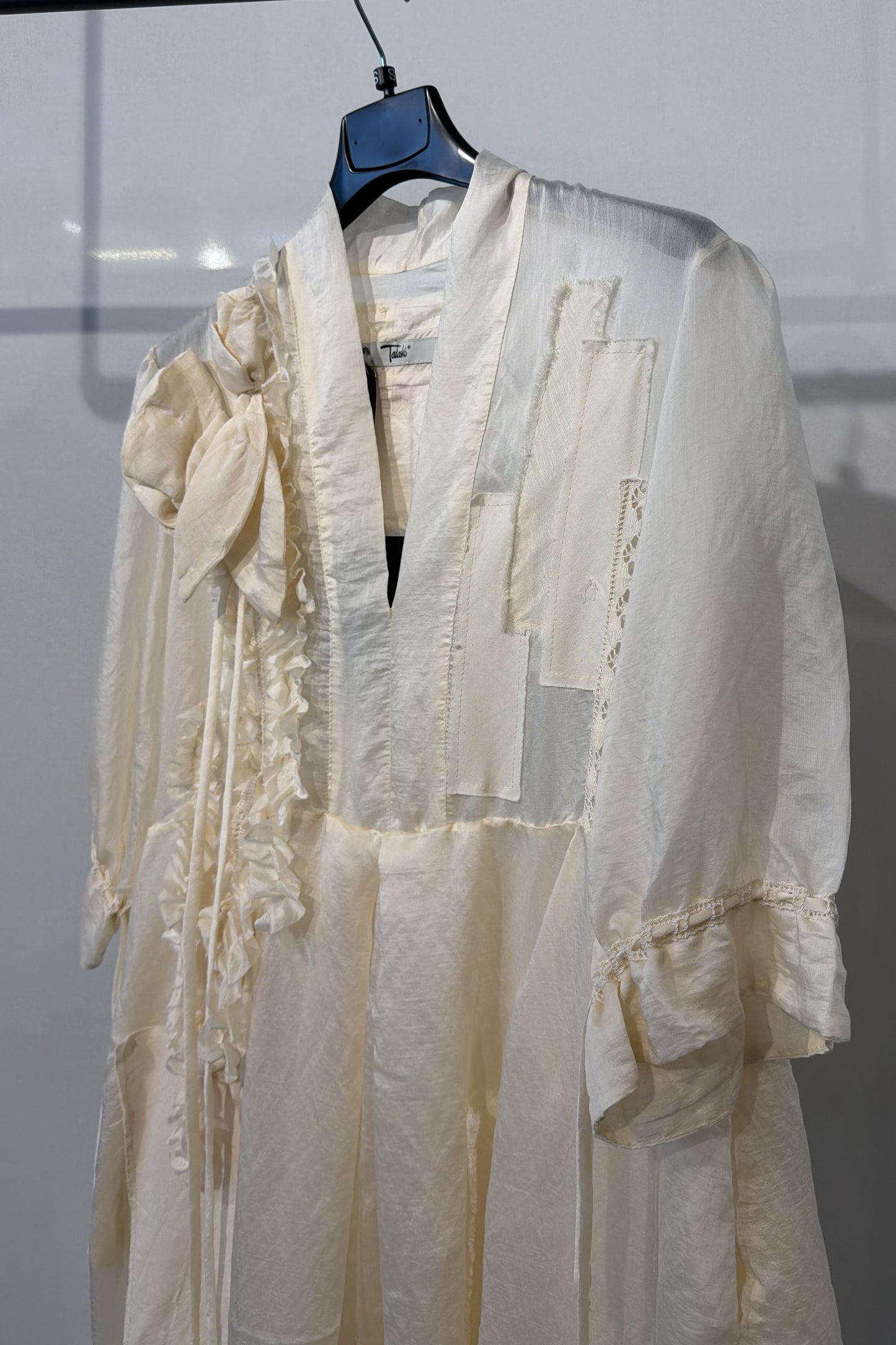Abito con inserti e pizzo