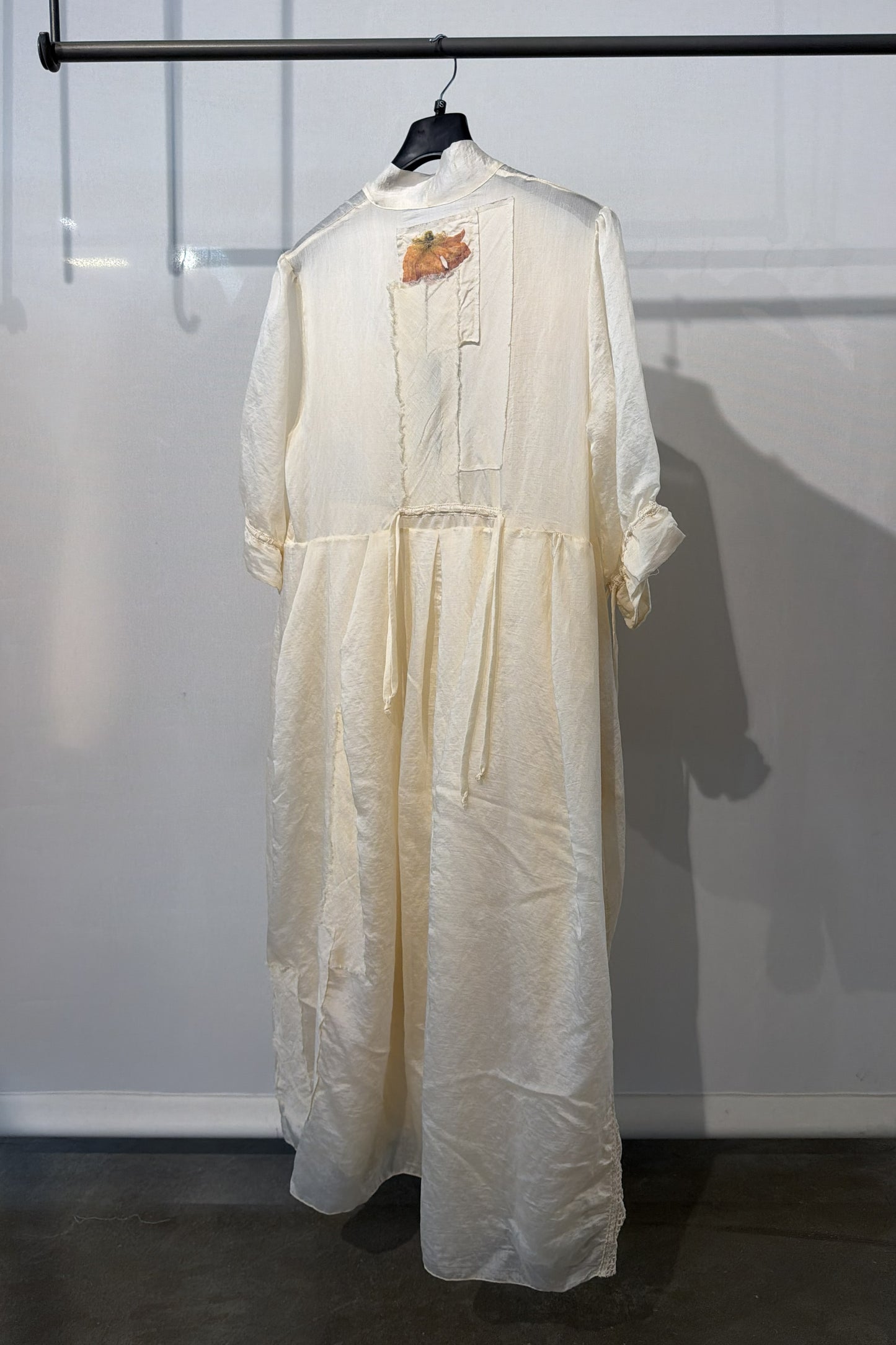Abito con inserti e pizzo