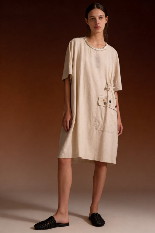 Abito in lino naturale con dettagli sartoriali
