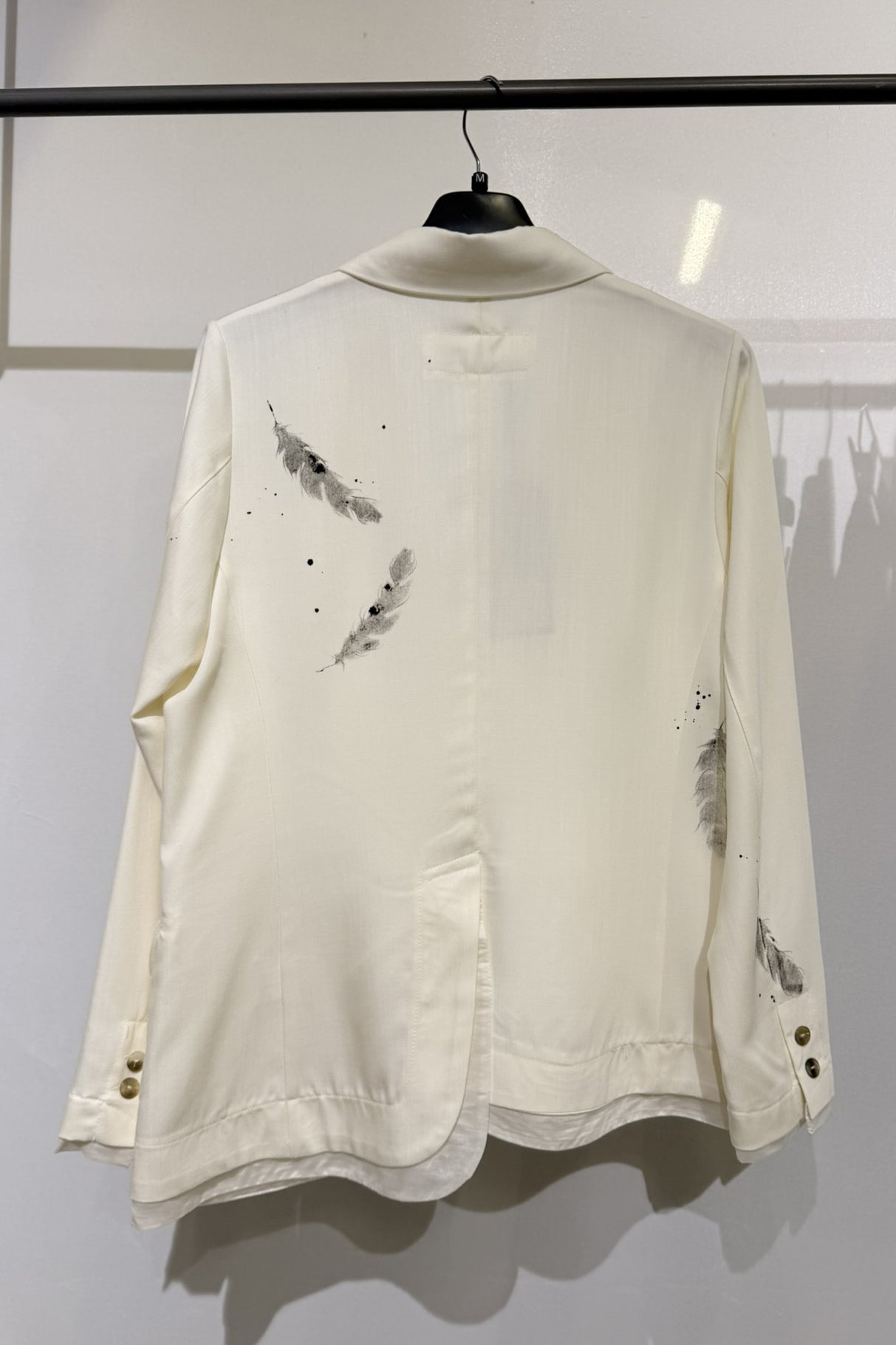 Blazer asimmetrico con stampa piume