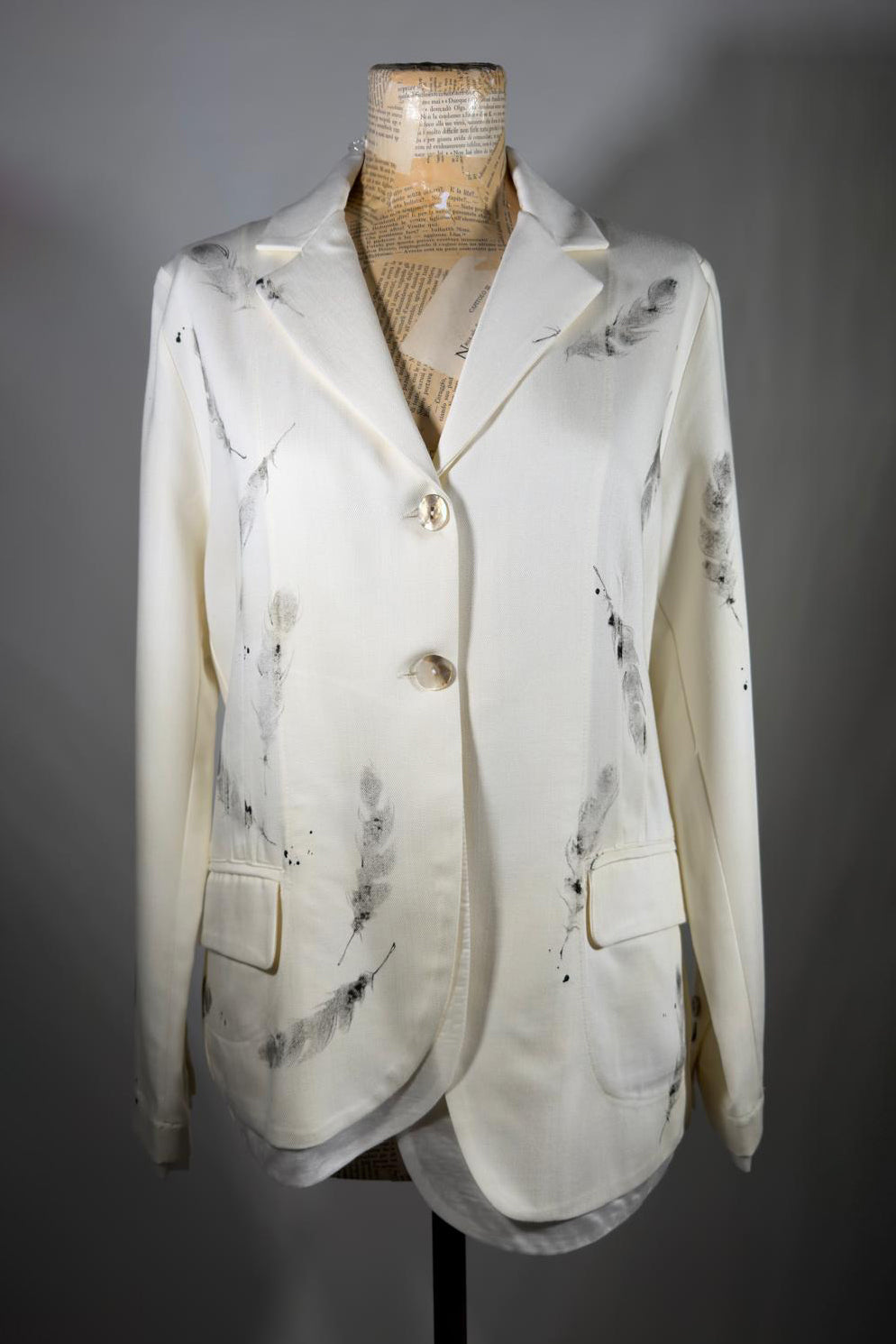 Blazer asimmetrico con stampa piume