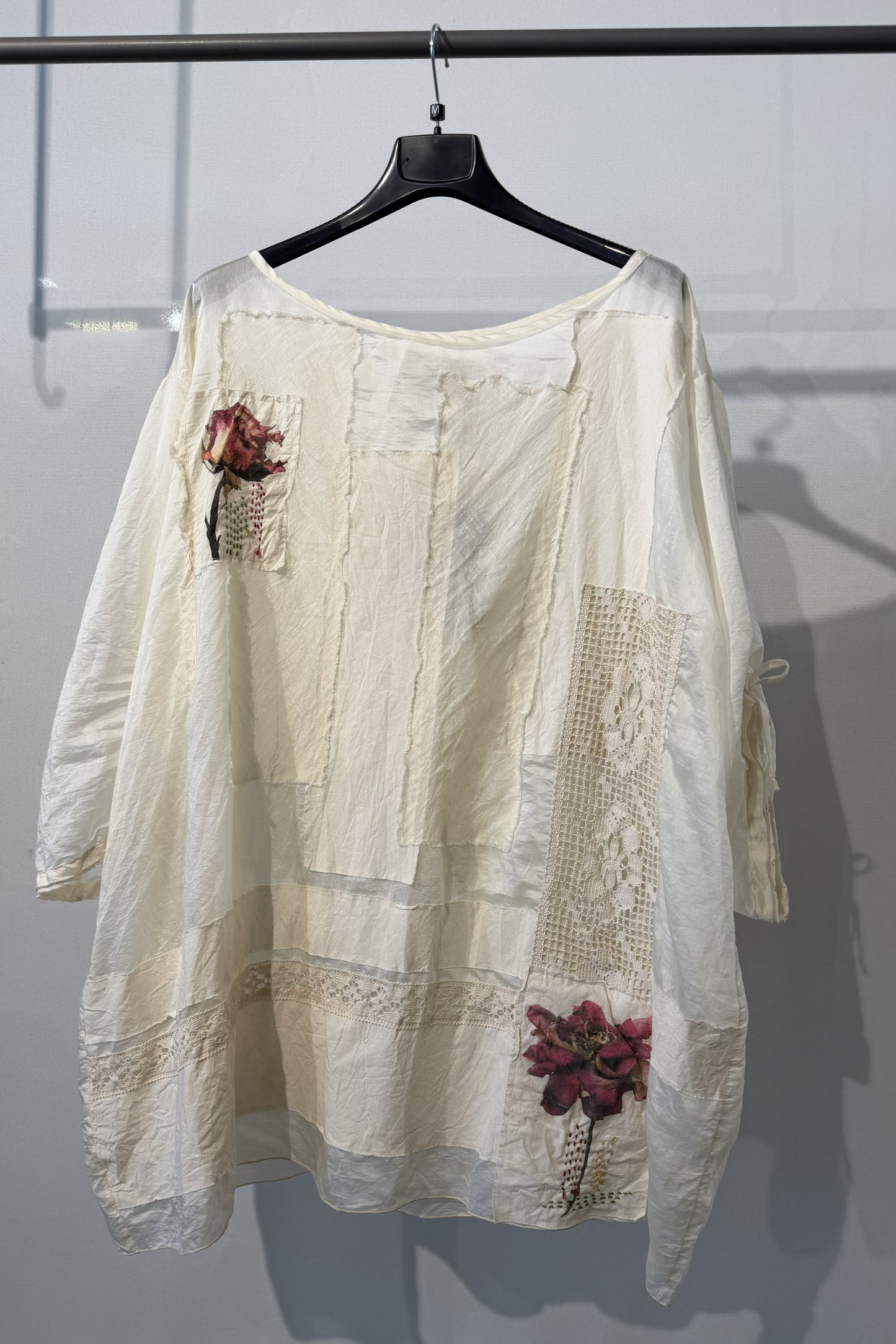 Blusa patchwork écru con applicazioni floreali e pizzo