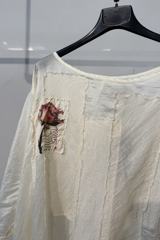 Blusa patchwork écru con applicazioni floreali e pizzo
