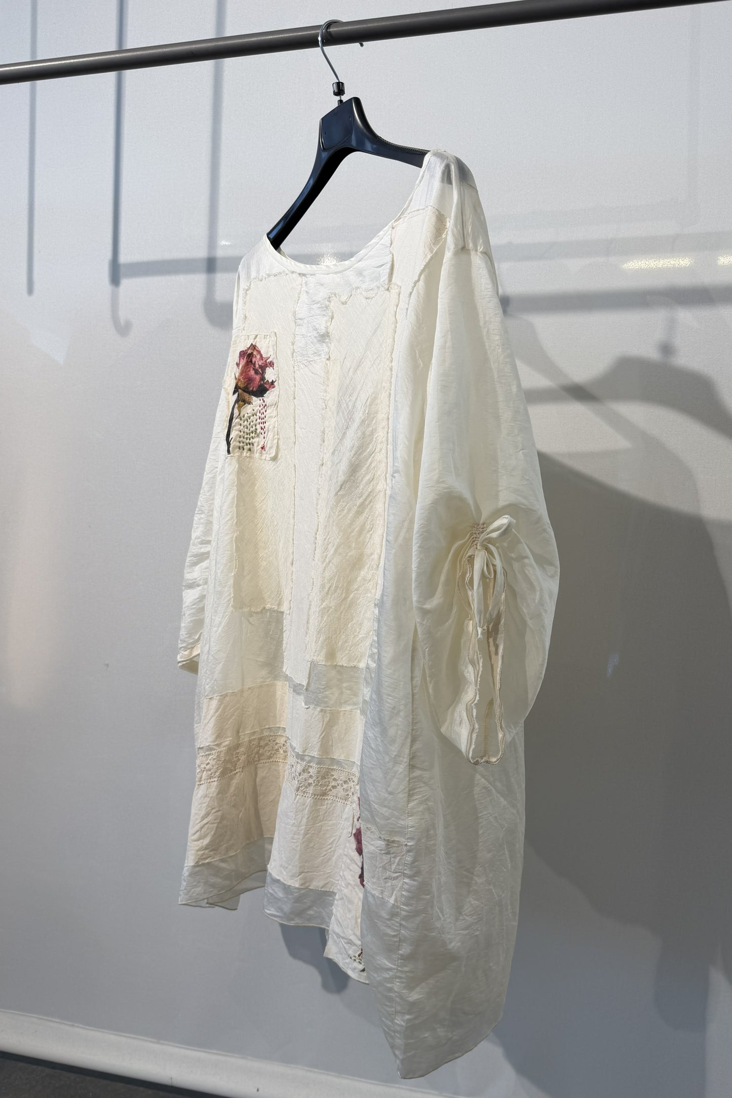Blusa patchwork écru con applicazioni floreali e pizzo