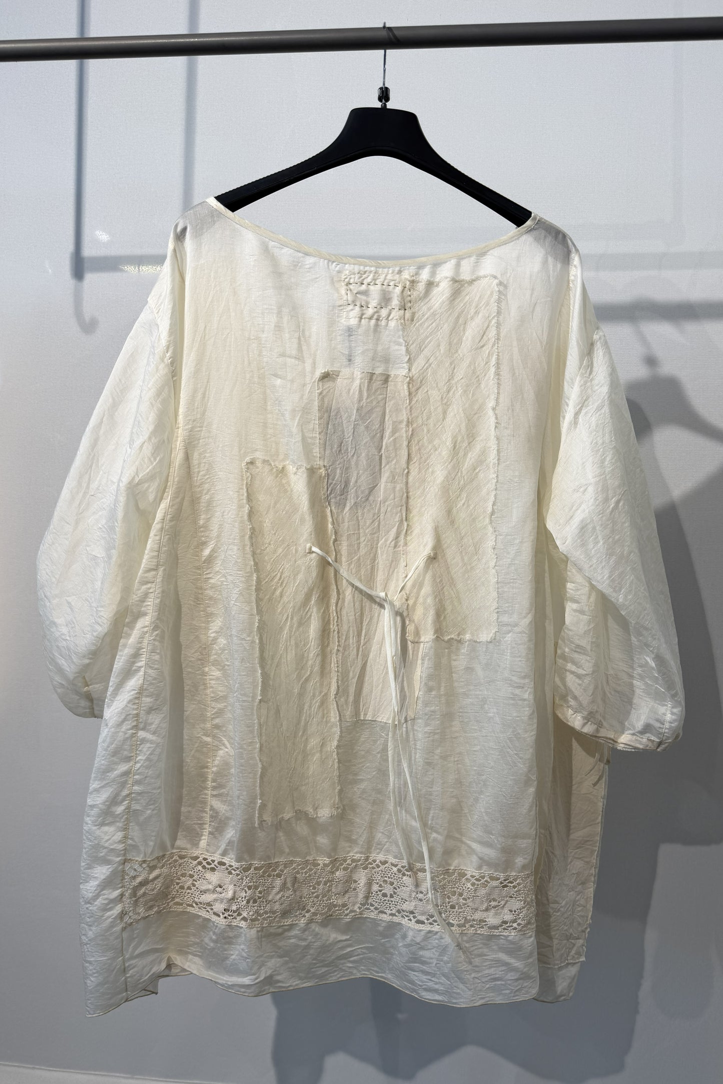 Blusa patchwork écru con applicazioni floreali e pizzo