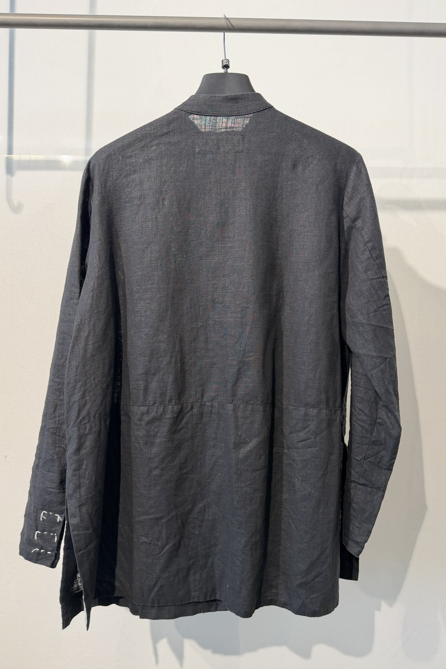 Giacca in lino con bottoni decorativi e pannello asimmetrico