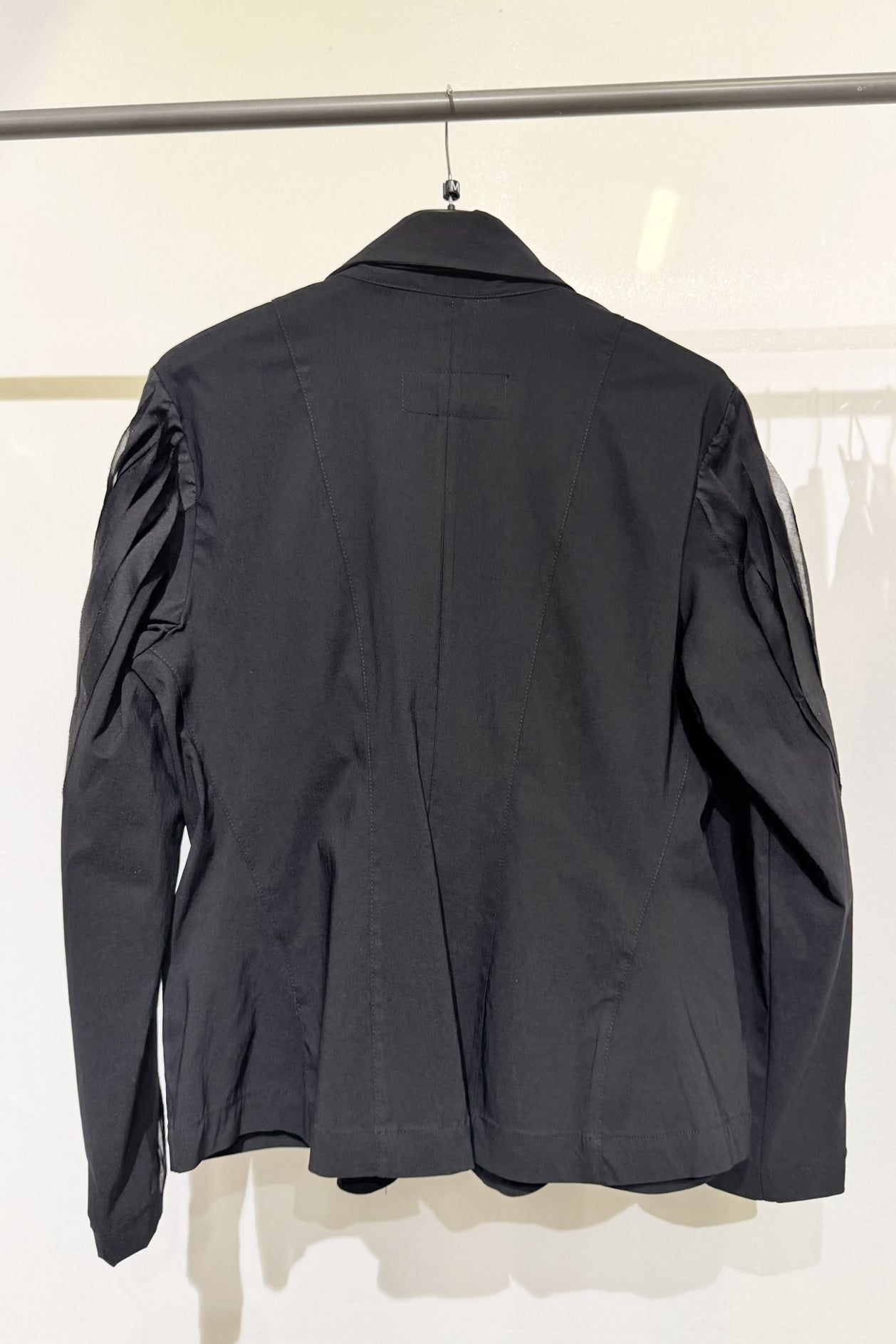 Giacca sartoriale con maniche strutturate