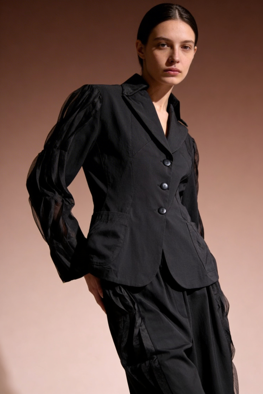 Giacca sartoriale con maniche strutturate