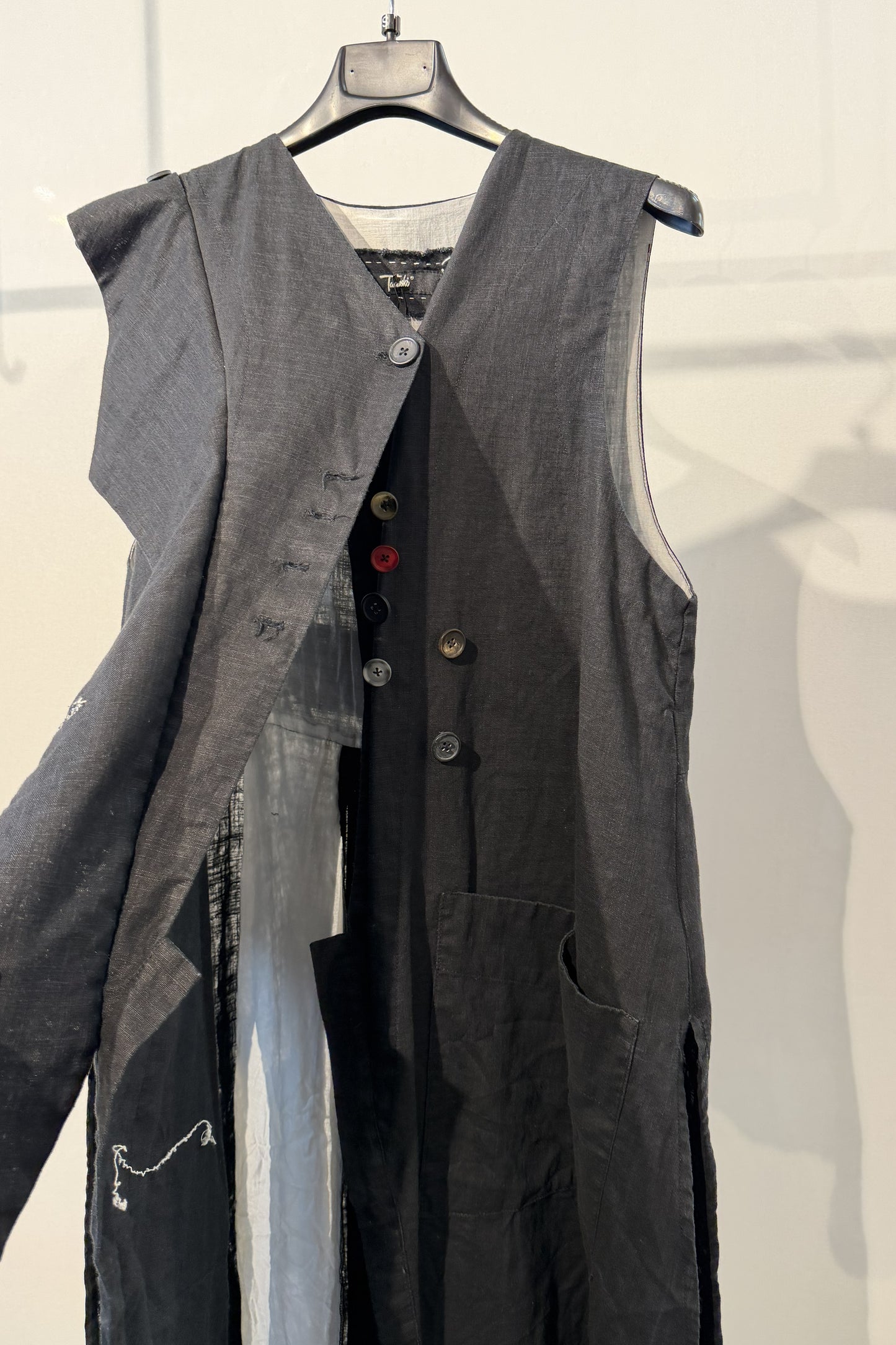 Gilet lungo in lino con dettagli decostruiti
