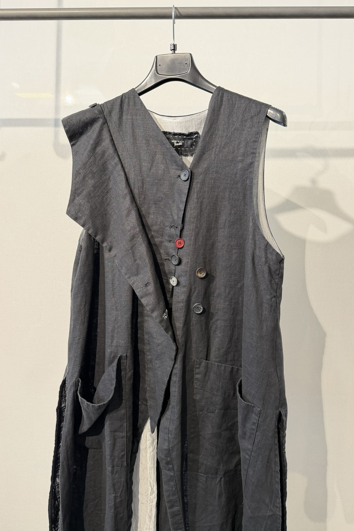 Gilet lungo in lino con dettagli decostruiti