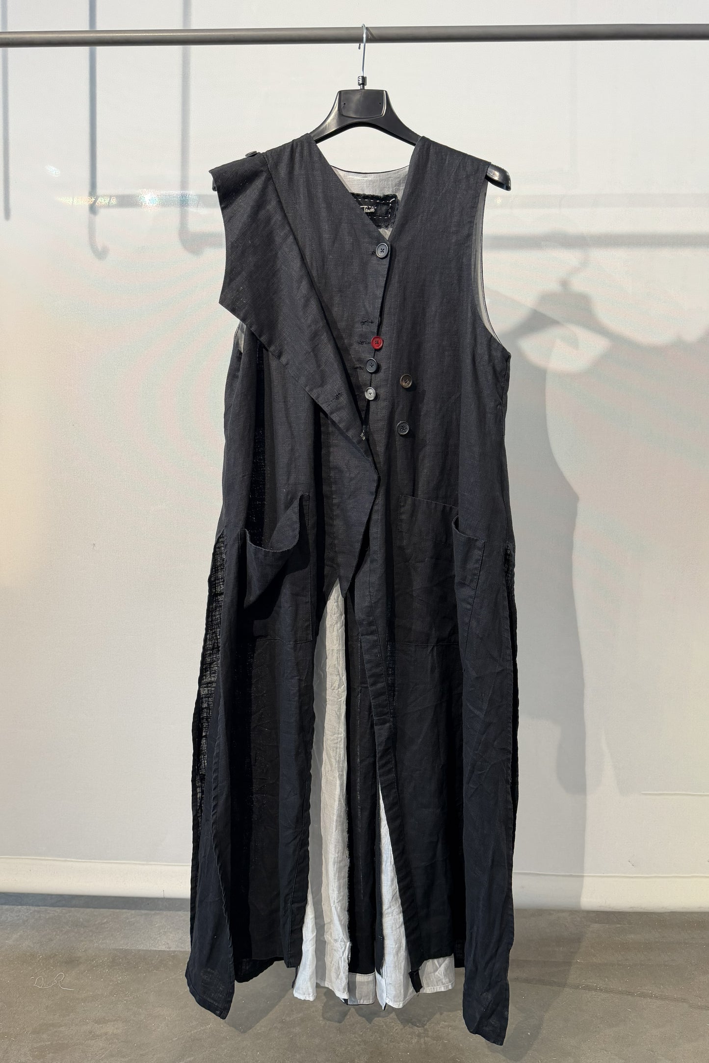 Gilet lungo in lino con dettagli decostruiti