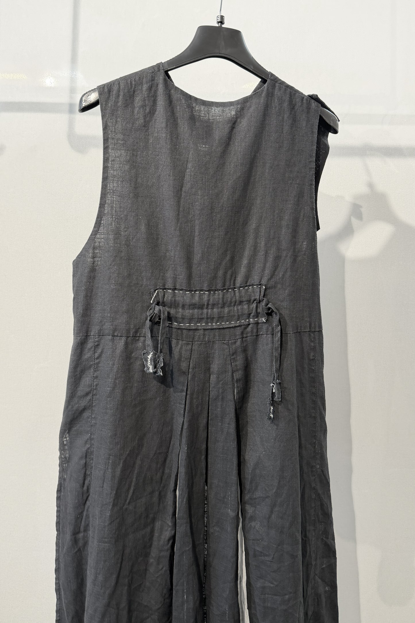 Gilet lungo in lino con dettagli decostruiti