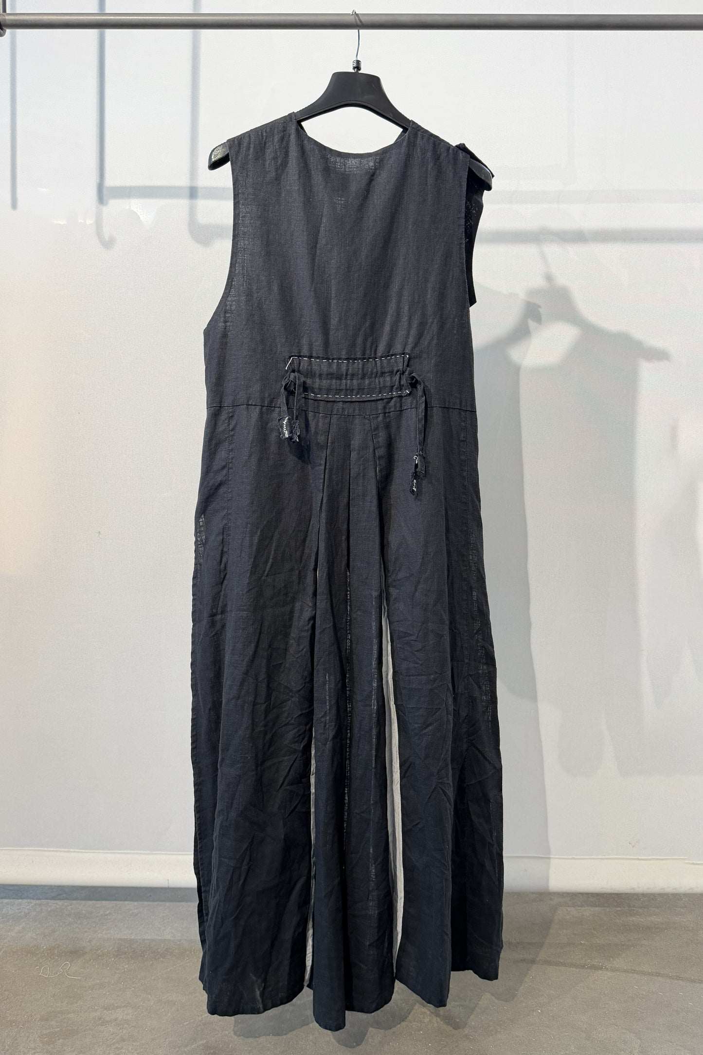 Gilet lungo in lino con dettagli decostruiti