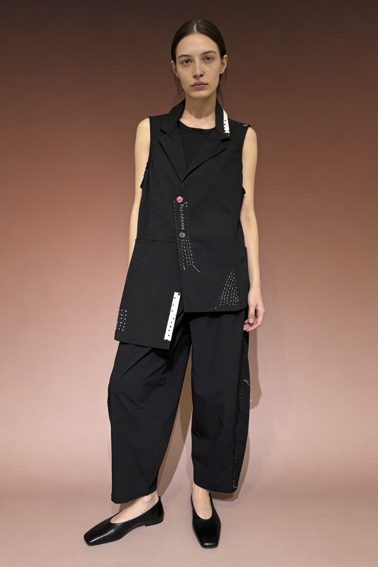 Pantalone con riprese e cuciture a contrasto