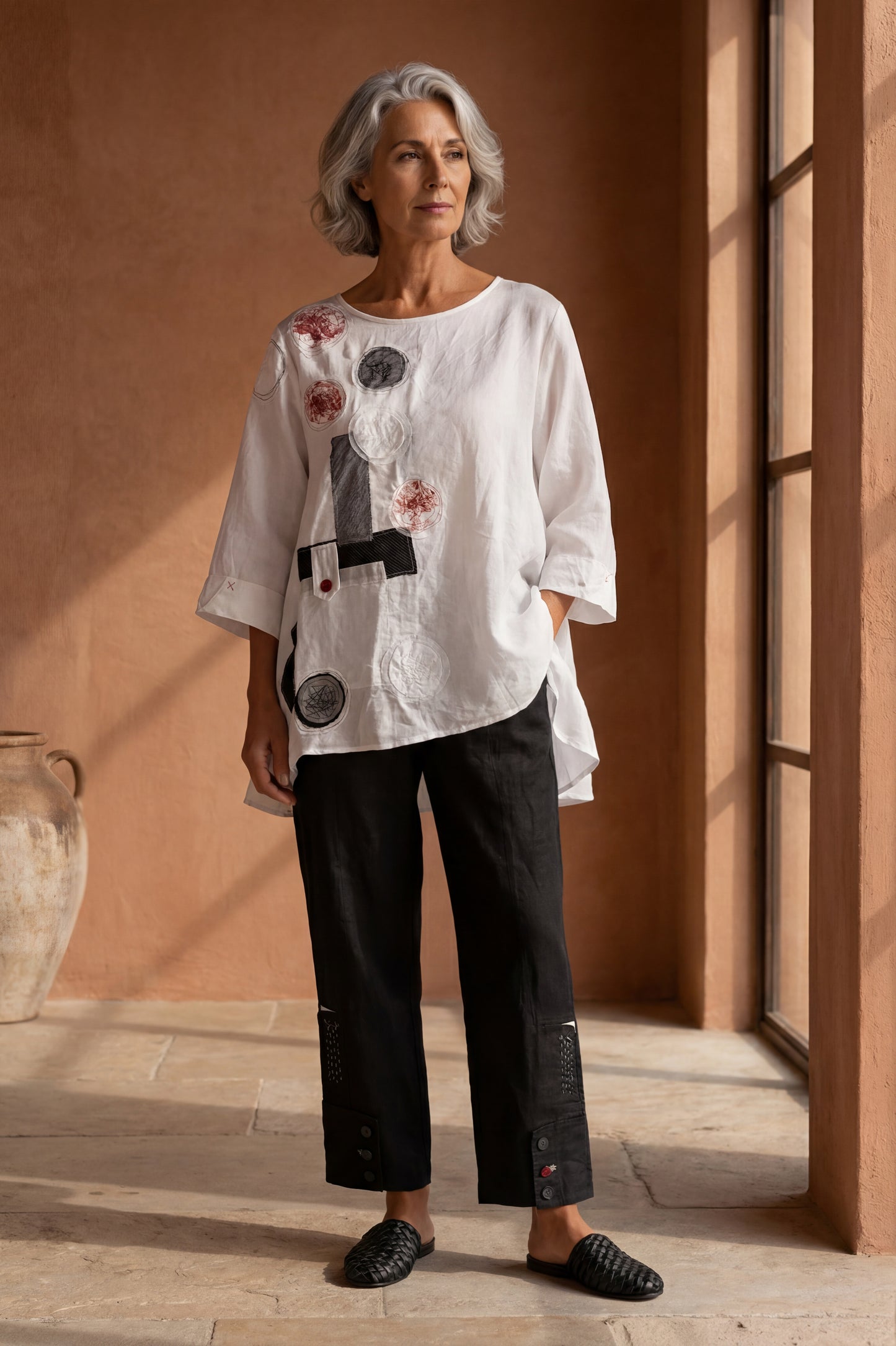 Blusa con applicazioni artistiche circolari