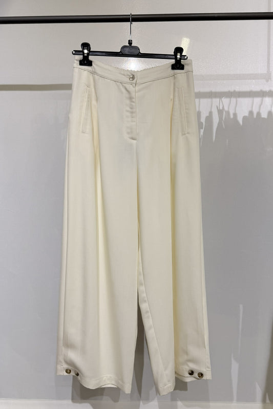 Pantalone con bottoni al fondo