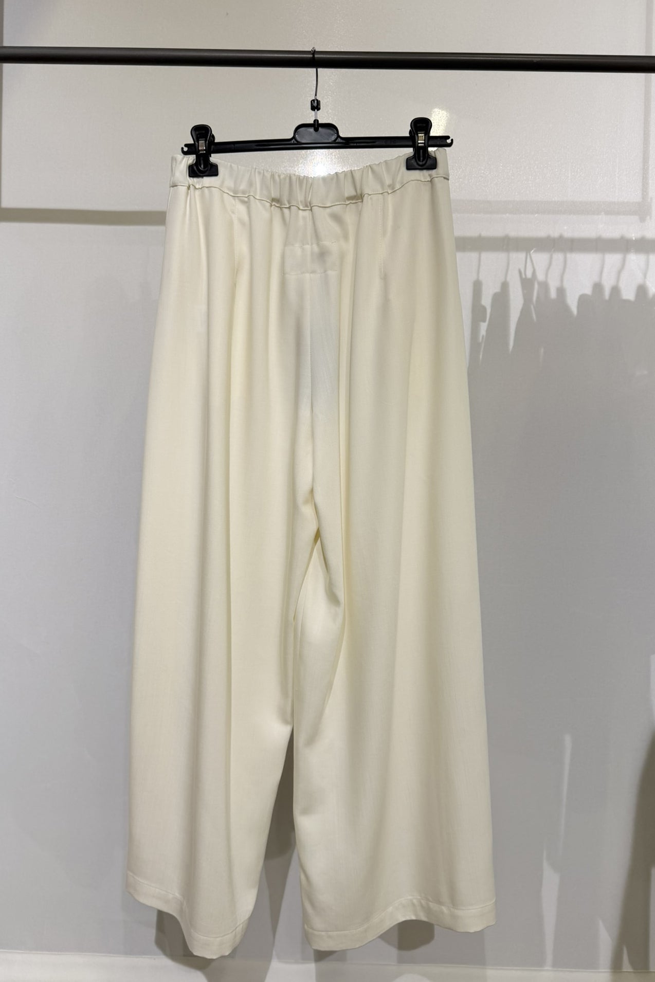 Pantalone con bottoni al fondo