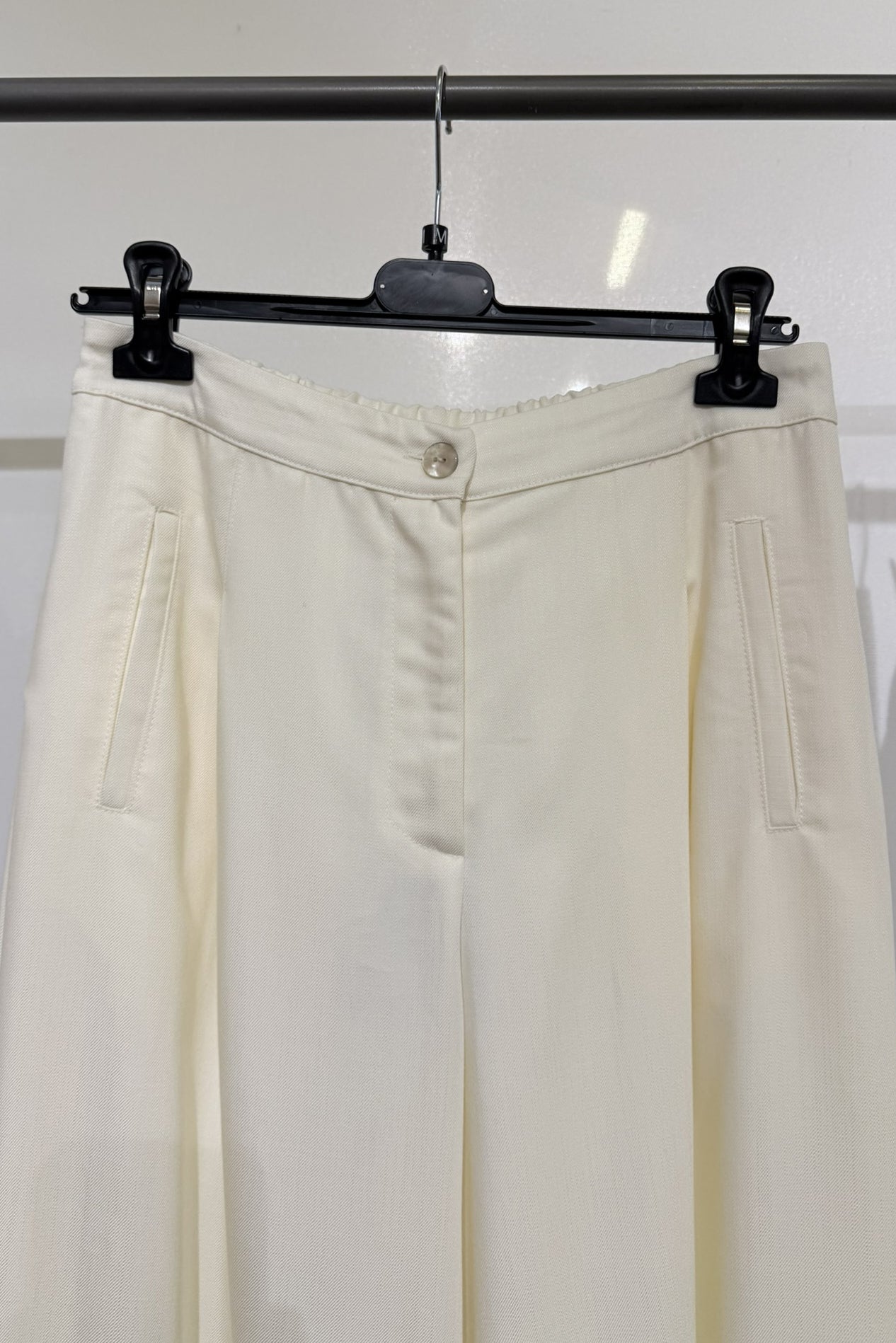 Pantalone con bottoni al fondo